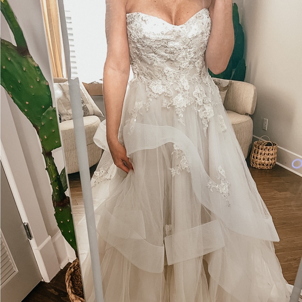 Monique Lhuillier Wedding Dress BL1518
Shades of Ivory, color Latte